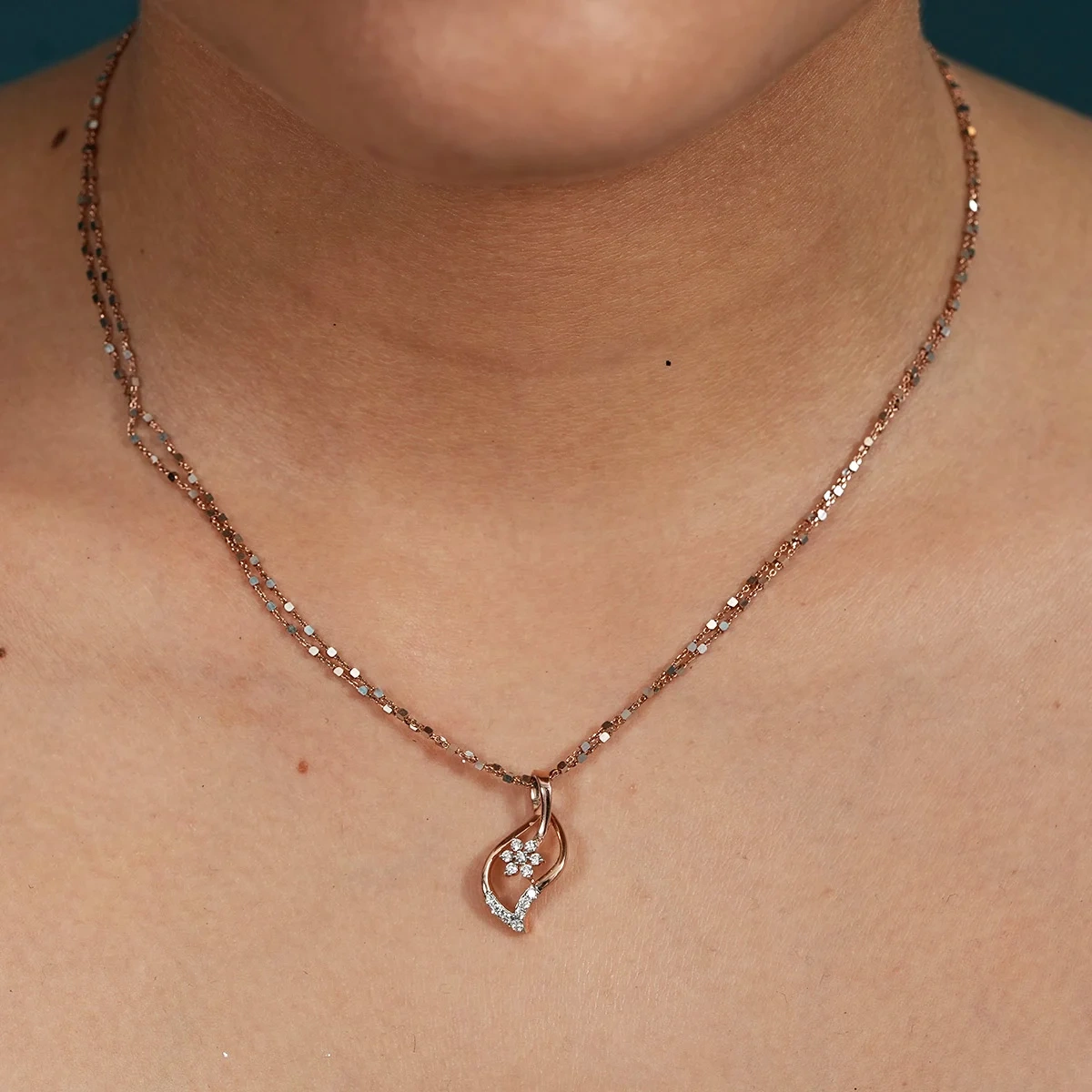 Curved leaves cluster Pendant